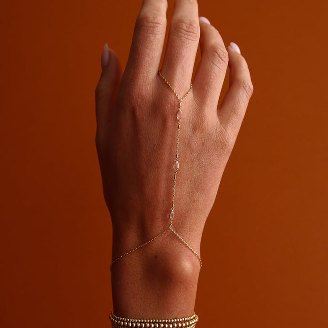 Hand Chain con Topacio blanco
