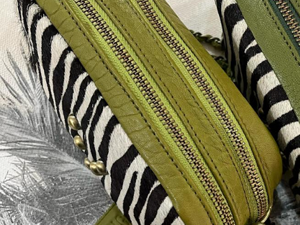 Bolsos Make Me Up Rock Pistacho Oscuro - Zebra