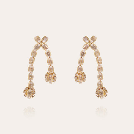 Pendientes bañados en oro, compuestos por un río de circonitas y adornados con flores en los extremos.
