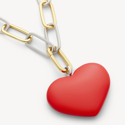 Collar con Corazón color rubí.&nbsp; Es un collar con cadena tipo paperclip de eslabones amplios en latón reciclado con baño de rodio y oro de 14k, acompañado por un colgante de corazón en acetato italiano en tono rubí.