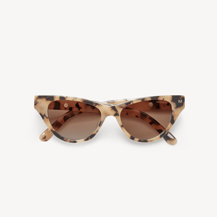 Gafas de sol redondas de ojo de gato hechas a mano con acetato italiano reciclable.
