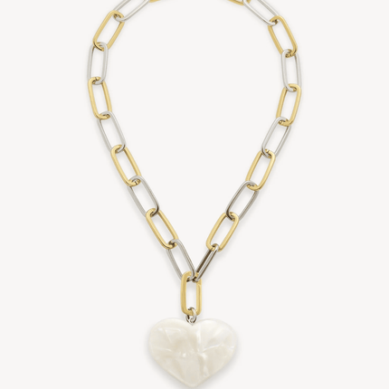 Hermoso Collar con Corazón Blanco, elaborado en latón reciclado con baño de rodio y oro de 14k. La Cadena Grande Paperclip es el complemento perfecto para nuestro nuevo colgante de acetato italiano. Color: Concha Blanca