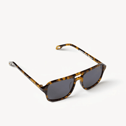 Gafas de sol de aviador fabricadas artesanalmente con acetato italiano reciclable.

Lentes con protección UV 400
