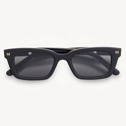 Gafas de sol rectangulares negras hechas a mano con acetato italiano reciclable.