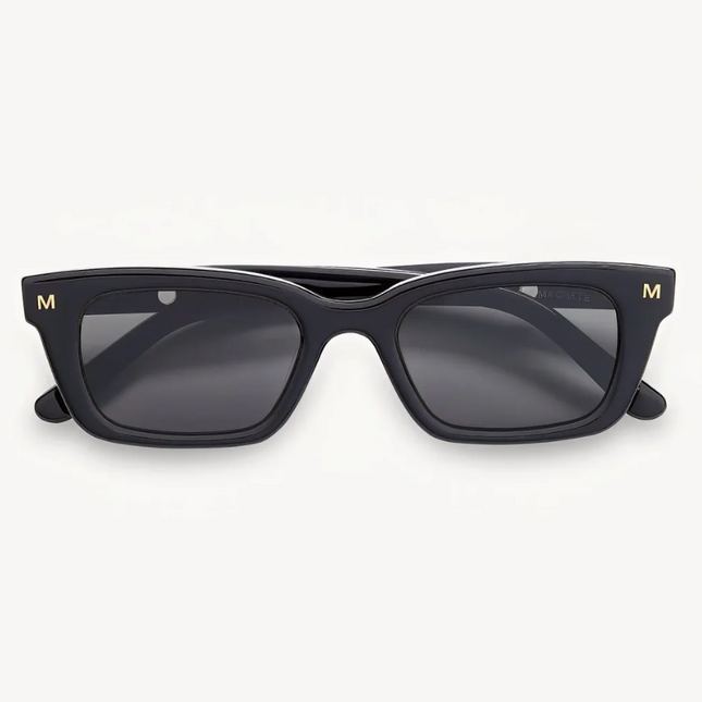 Gafas de sol rectangulares negras hechas a mano con acetato italiano reciclable.