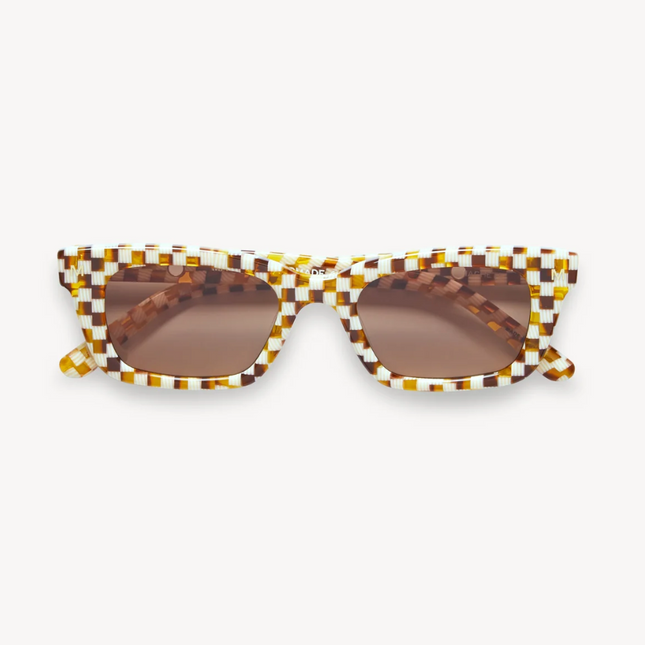 Gafas de sol rectangulares hechas a mano con acetato italiano reciclable.