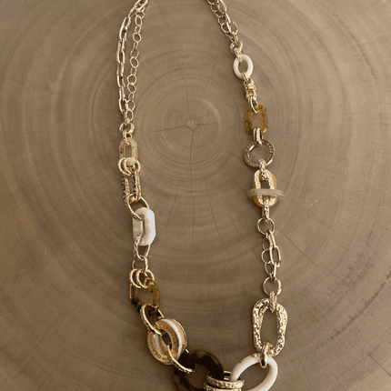 Collar compuesto por una fina cadena bañada en oro, adornado con delicadas piedras preciosas. Las piedras auténticas (jaspe verde, garnierita, turquesa, fluorita,