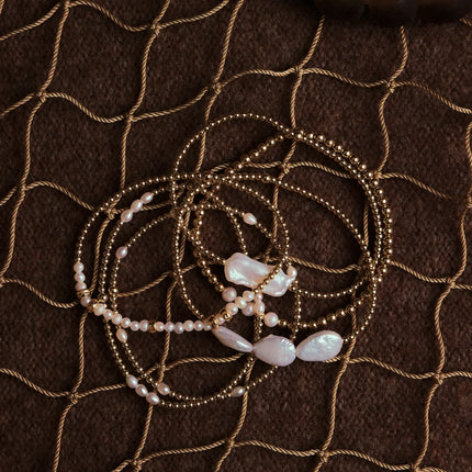 Pulsera de tres perlas de agua dulce en forma de pera con cuentas de 2 mm en oro 14K gold filled.