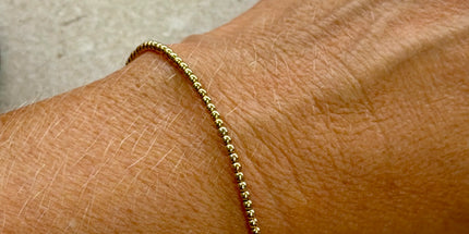 Pulsera en oro 14K gold filled de 2 mm, con un brillo sutil que acompaña la muñeca con naturalidad.