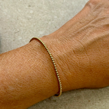 Pulsera en oro 14K gold filled de 2 mm, con un brillo sutil que acompaña la muñeca con naturalidad.