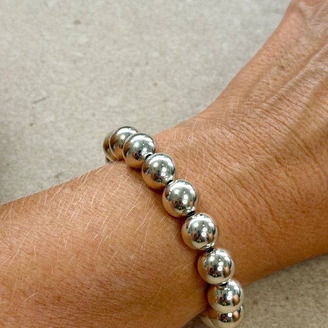 Pulsera de 10 mm en plata esterlina 925, con un acabado limpio y un volumen que marca la muñeca desde el primer momento.