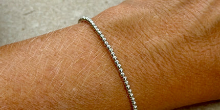 Pulsera en plata esterlina de 2 mm, con un brillo limpio y acabado sutil que acompaña la muñeca con naturalidad.