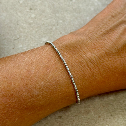 Pulsera en plata esterlina de 2 mm, con un brillo limpio y acabado sutil que acompaña la muñeca con naturalidad.