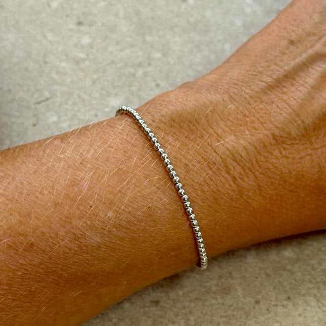 Pulsera en plata esterlina de 2 mm, con un brillo limpio y acabado sutil que acompaña la muñeca con naturalidad.