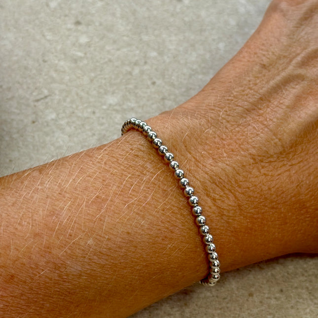 Pulsera de bolitas 3 mm en plata esterlina, con un acabado limpio y brillo sutil que acompaña la muñeca con naturalidad.
