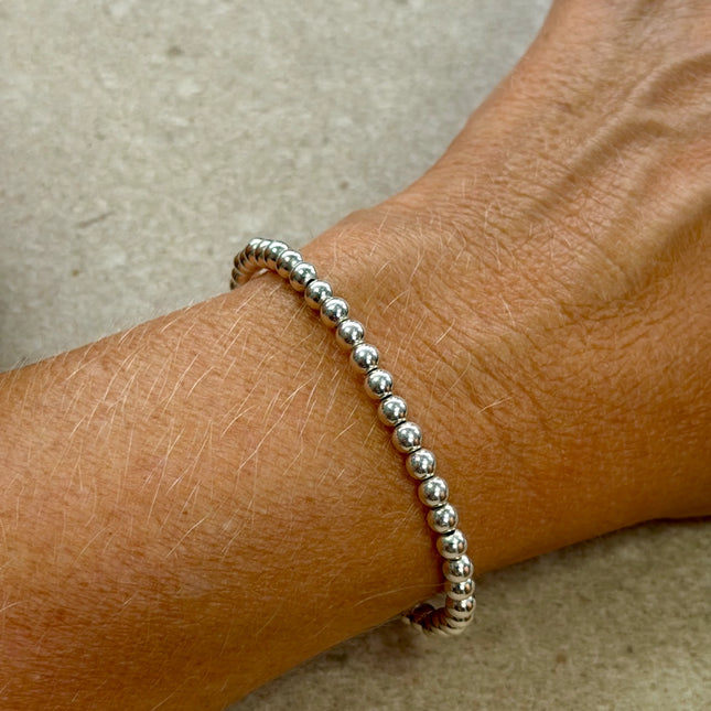 Pulsera de 4 mm en plata 925 de bolitas, con un acabado limpio que aporta luz sin resultar excesivo.