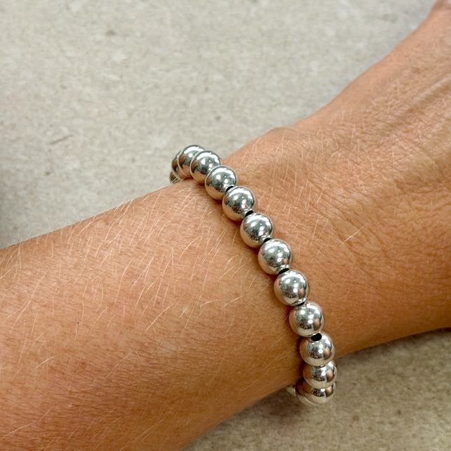 Pulsera de plata 925 en 7 mm, con un acabado limpio que aporta luz y contraste con una presencia más marcada. Disponible en Costa Rica