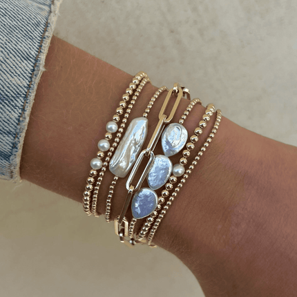 Pulsera de tres perlas de agua dulce en forma de pera con cuentas de 2 mm en oro 14K gold filled.