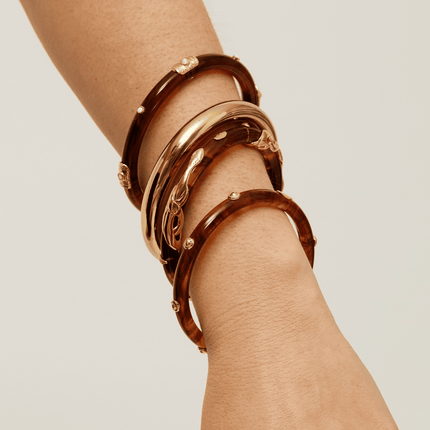 De la colección Caftan, este brazalete de acetato , delicadamente pulido a mano en nuestro taller , rinde homenaje a un material emblemático de Gas Bijoux.