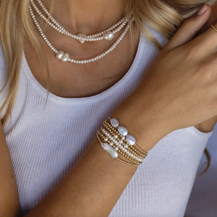 Pulsera de tres perlas de agua dulce en forma de pera con cuentas de 2 mm en oro 14K gold filled.

La silueta alargada de las perlas aporta un detalle más refinado y diferente, creando una pieza delicada con un toque distintivo que se percibe a simple vista.