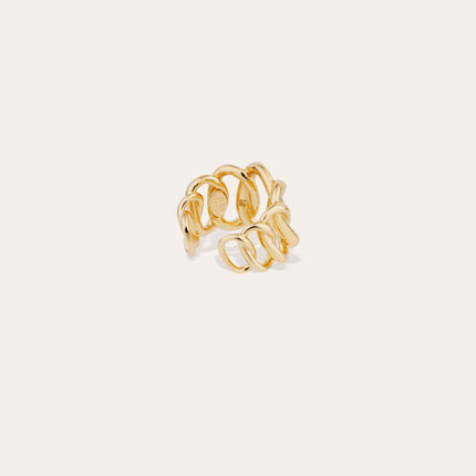 Es un anillo de Oro, ajustable para adaptarse con precisión al dedo.