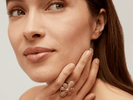 Anillo de Oro con Agape y Circonitas