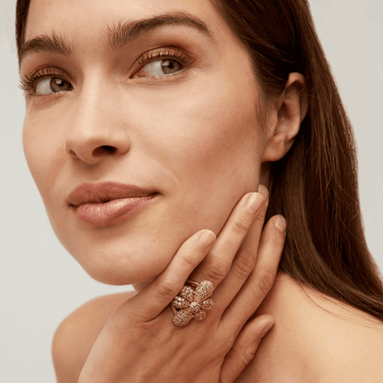 Anillo de Oro con Agape y Circonitas
