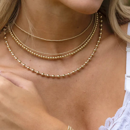 Collar de cuentas de 4 mm en oro 14K gold filled, con un brillo continuo que enmarca el cuello de forma sutil y precisa.