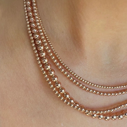 Este collar de bolitas de 2 mm en oro laminado 14K aporta luz con naturalidad