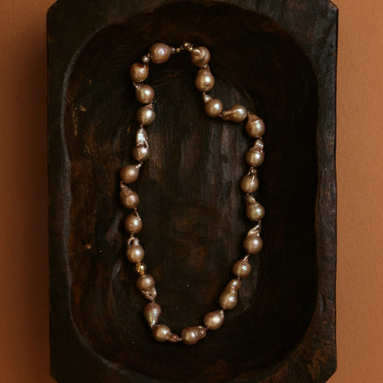 Collar de perlas barrocas de agua dulce en tono marrón claro de 8 mm.