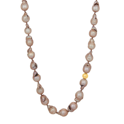 Collar de perlas barrocas de agua dulce en tono marrón claro de 8 mm, acentuadas con una cuenta texturizada de 8 mm en oro 14K gold filled 