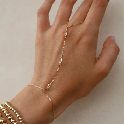 Pulsera hand chain de oro gold filled 14k con topacios blancos y cadena fina ajustable
