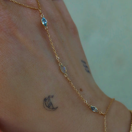 Hand chain artesanal hecha en Los Ángeles con cadena lisa y tres topacios blancos brillantes
