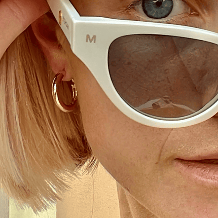 Gafas de sol redondas de ojo de gato hechas a mano con acetato italiano reciclable.
